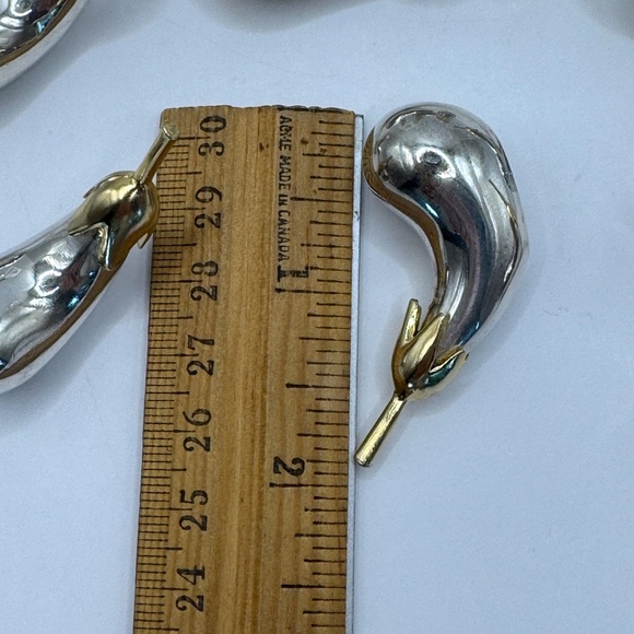 Set of 6 place card holders and 6 knife rests shaped like silver eggplants. - Picture 8 of 11